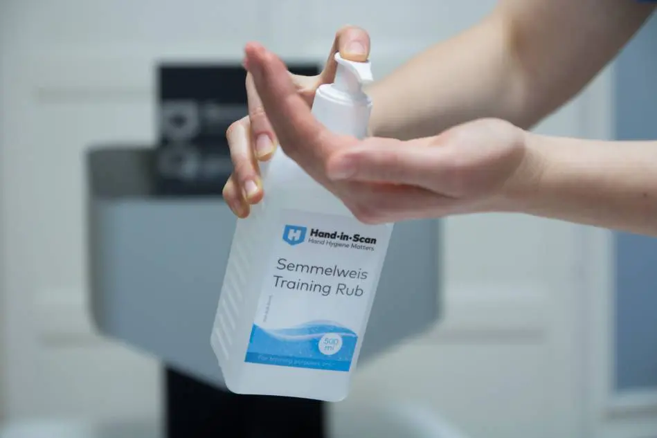 W czasach pandemii rozważ zabranie ze sobą płynów do dezynfekcji rąk. W czasach pandemii rozważ zabranie ze sobą płynów do dezynfekcji rąk.