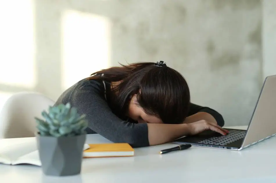 Główne objawy nadmiernego deficytu kalorycznego Główne objawy nadmiernego deficytu kalorycznego