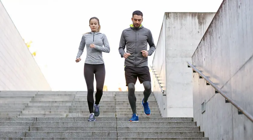 Przykładowym cardio jest marsz czy bieganie, które możesz wykonać na bieżni, a także jazda na rowerze czy chodzenie po schodach (stepper). Przykładowym cardio jest marsz czy bieganie, które możesz wykonać na bieżni, a także jazda na rowerze czy chodzenie po schodach (stepper).