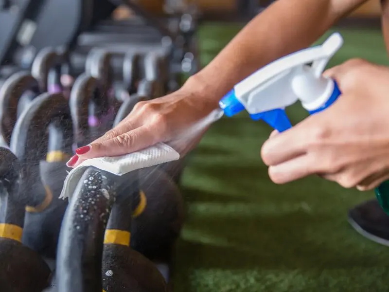 W bezpieczeństwie na siłowni nie chodzi tylko o unikanie kontuzji, to przede wszystkim dbanie o higienę. W bezpieczeństwie na siłowni nie chodzi tylko o unikanie kontuzji, to przede wszystkim dbanie o higienę.