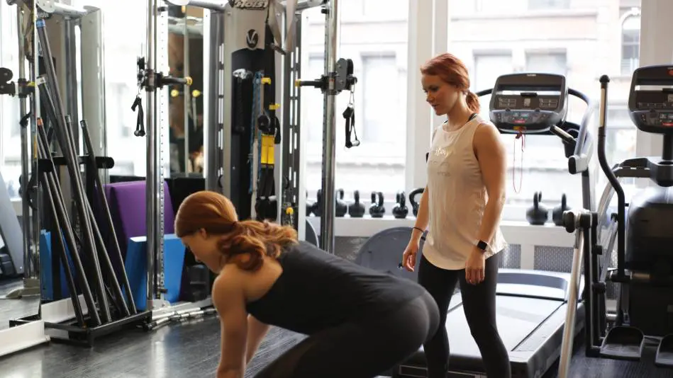 Zaletą siłowni jest to, że uczy samodyscypliny.