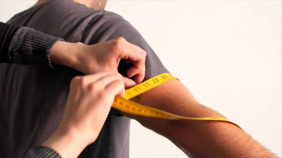 Mierzenie obwodu bicepsa i ud Mierzenie obwodu bicepsa i ud