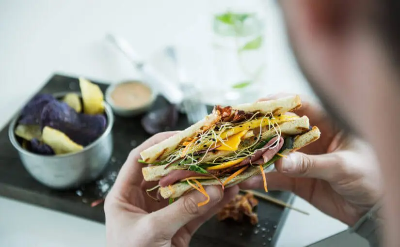 Spożywać pełny posiłek zawierający węglowodany, białko i tłuszcze na 2-3 godziny przed rozpoczęciem ćwiczeń.