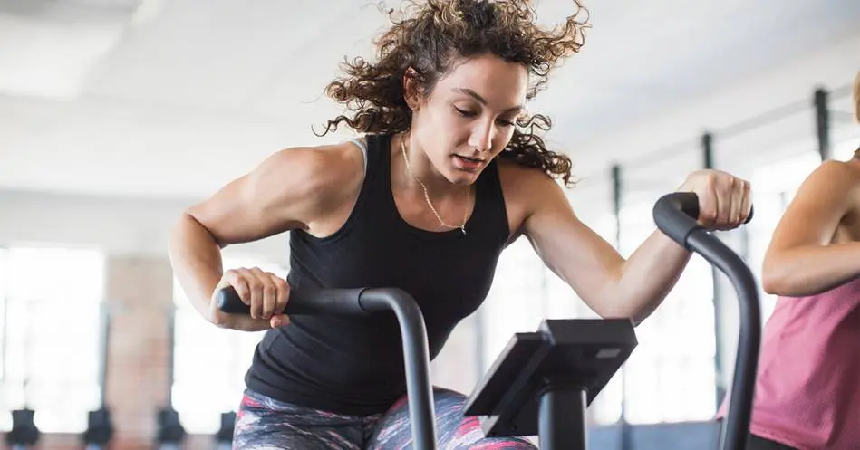 Wraz ze wzrostem sprawności zwiększaj poziom intensywności ćwiczeń lub wydłuż trening.