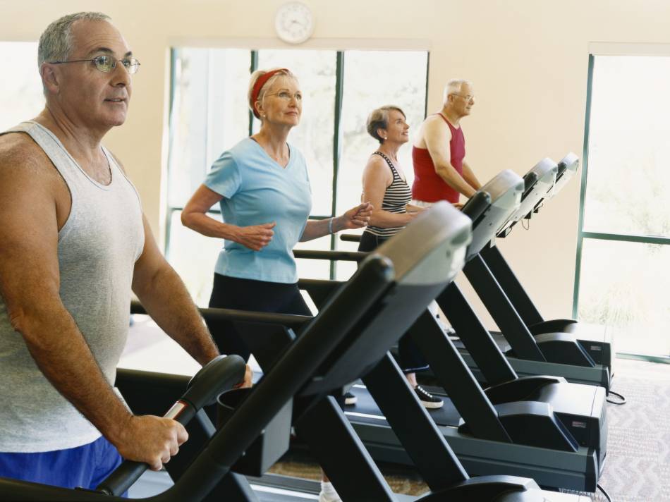 Zacznij od małych aktywności jak na przykład energiczny chód lub lekki bieg na bieżni.