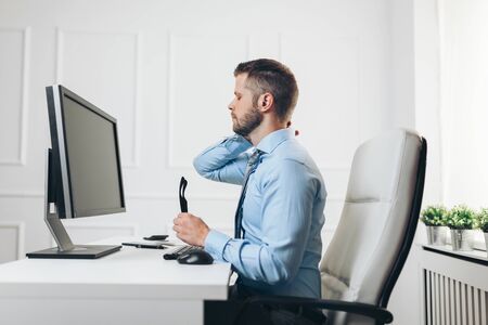 Praca biurowa – dlaczego boli kręgosłup?